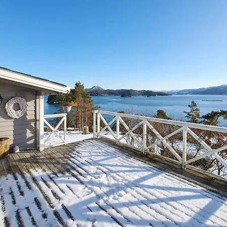 3 Bedroom Beautiful Home In Fjelberg Borgundoya