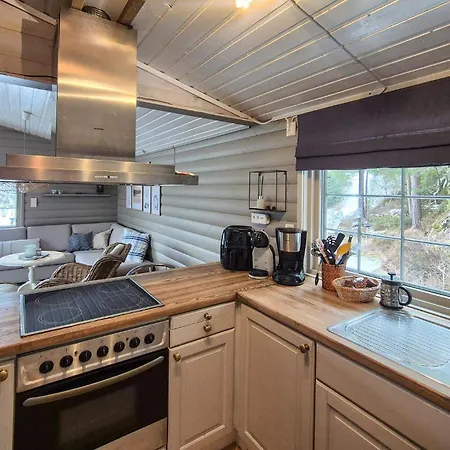 3 Bedroom Beautiful In Fjelberg 펜션 Borgundoya