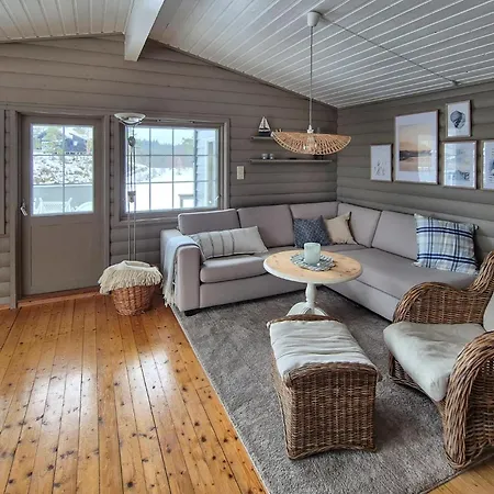 3 Bedroom Beautiful In Fjelberg Borgundoya
